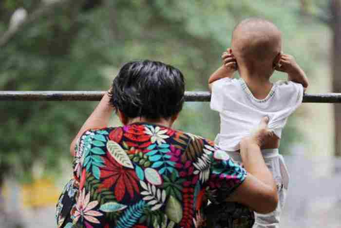 宝宝依赖奶奶是阶段性的吗（孩子推开亲妈却抱住奶奶不撒手）