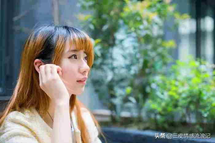 一个女人在一个男人面前变得很温柔